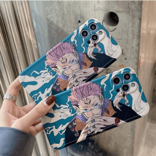 Coque pour iPhone avec une illustration "chibi" et colorée de Sukuna de Jujutsu Kaisen, tenue en main.