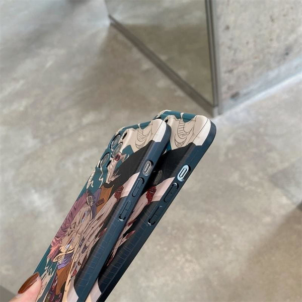 Dos d'un iPhone équipé de la coque au design "chibi" de Ryomen Sukuna.