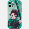 Vue de face de la coque de Tanjiro Kamado, montrant l'illustration du personnage et le design à carreaux verts
