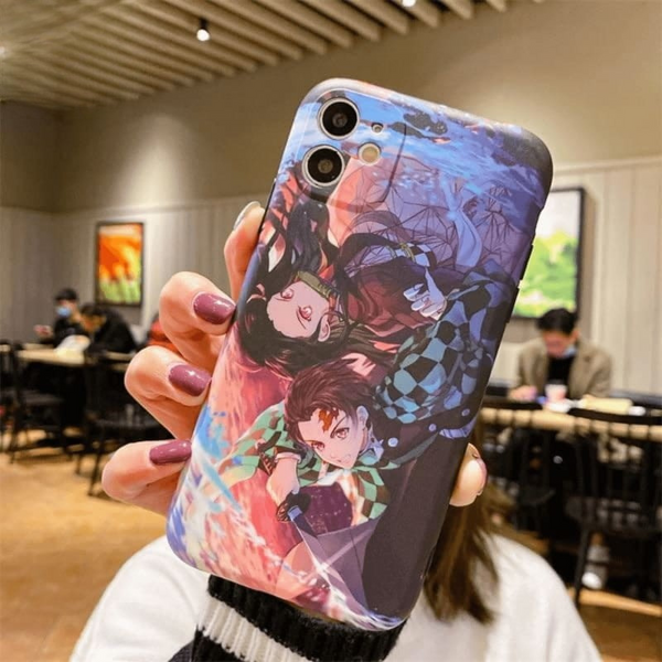 Coque pour iPhone avec une illustration de Tanjiro et Nezuko Kamado de l'anime Demon Slayer, tenue en main.