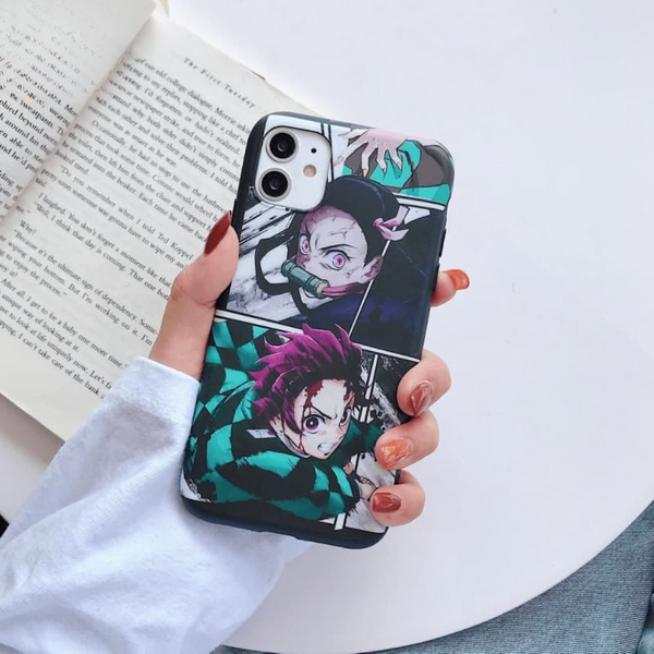 Coque pour iPhone avec une illustration style manga en noir et blanc de Tanjiro et Nezuko Kamado de Demon Slayer.