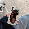 Coque pour iPhone avec une illustration du Titan Colossal de l'Attaque des Titans, tenue en main.