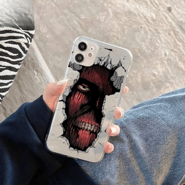 Coque pour iPhone avec une illustration du Titan Colossal de l'Attaque des Titans, tenue en main.