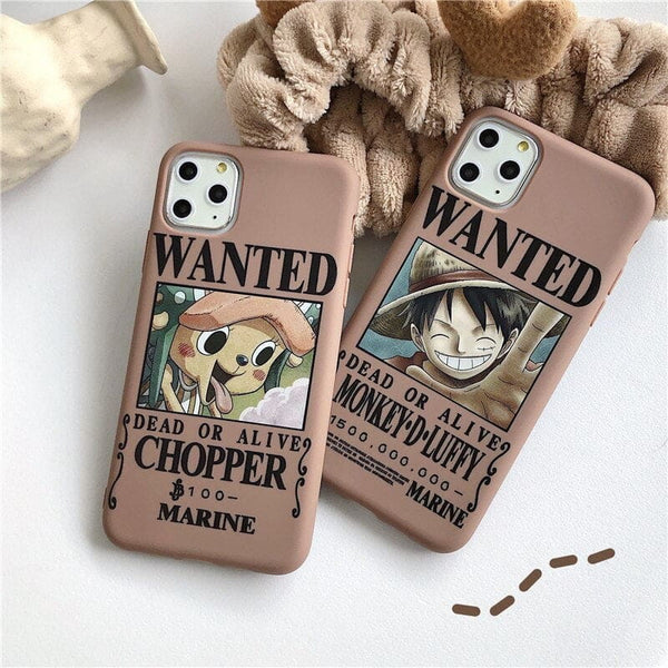 Vue de face de la coque pour iPhone de Chopper, montrant les détails de l'avis de recherche "Cotton Candy Lover".