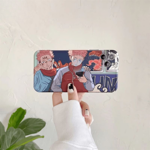 Coque pour iPhone avec une illustration "chibi" du duo Yuji Itadori et Sukuna de l'anime Jujutsu Kaisen.