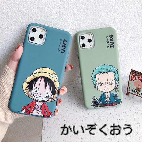 Duo de coques pour iPhone au style "chibi", montrant les modèles rivaux de Roronoa Zoro et Sanji.