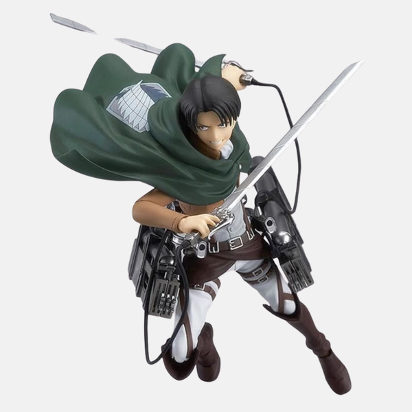 Vue de dos de la Figma de Livaï Ackerman, montrant l'emblème des Ailes de la Liberté sur sa cape verte du Bataillon d'exploration.