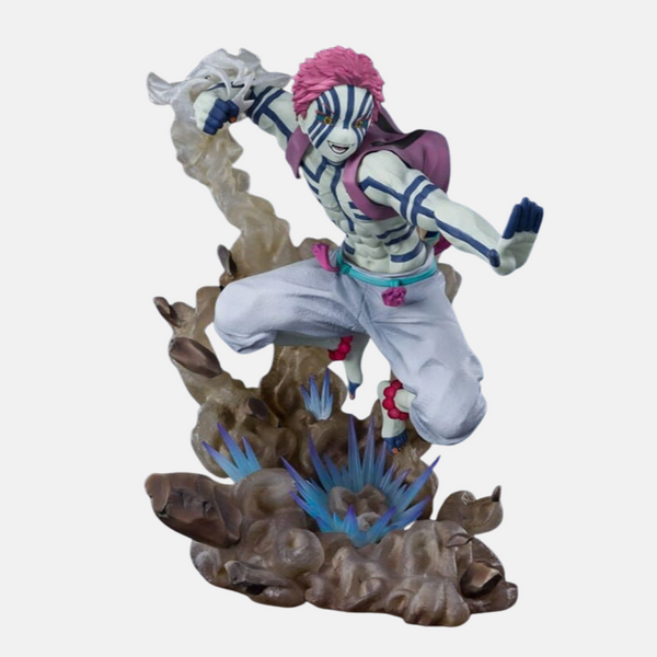 Vue de dos de la figurine de Akaza en posture de combat.