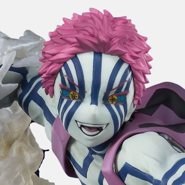 Vue de profil de la figurine Akaza.