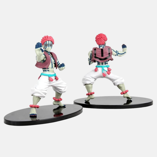 Gros plan sur le visage et les tatouages de la figurine Akaza.