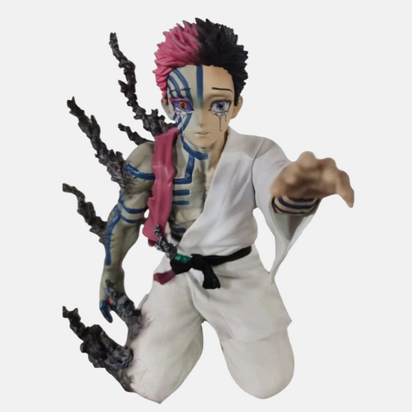 Figurine de Akaza, la Troisième Lune Supérieure de Demon Slayer, en pleine régénération avec des parties de son corps qui s'effritent.