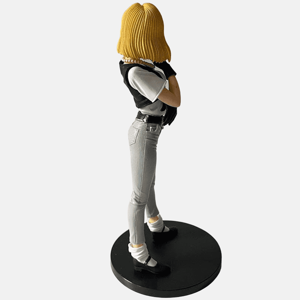 Gros plan sur le visage de C-18 montrant l'expression impassible