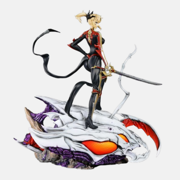 Vue de dos de la statue de Cha Hae-In, mettant en avant les détails de sa tenue et du monstre sur le socle.