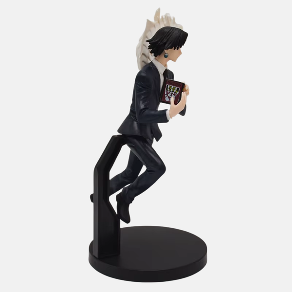 Vue arrière de la figurine de Chrollo Lucilfer, montrant les détails de sa coiffure et le mouvement de son manteau.