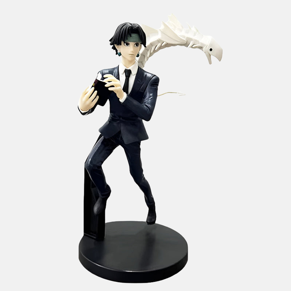 Figurine de Chrollo Lucilfer (15cm), vue de face, dans son costume noir, en posture de combat dynamique, le bras levé.