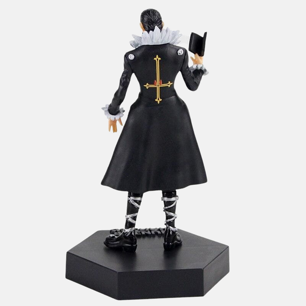 Vue arrière de la figurine de Chrollo Lucilfer, montrant les détails de son manteau et la croix de Saint-Pierre inversée dans le dos.
