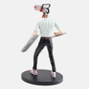 Figurine Chainsaw Man - Vue de profil accentuant la tronçonneuse sur la tête et les bras