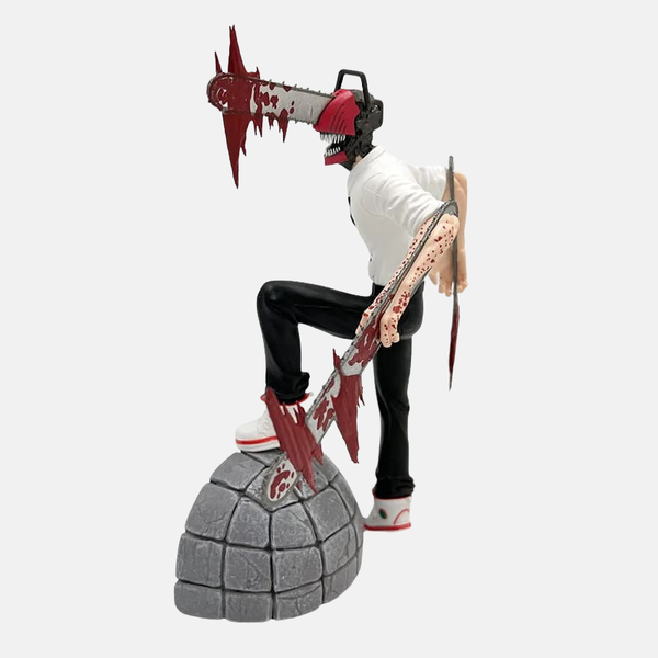 Figurine diorama de Denji en mode Chainsaw Man (22cm), vue de face, avec les tronçonneuses sur sa tête et ses bras, et Pochita assis à ses côtés sur une base sanglante.