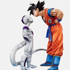 Figurine diorama de Son Goku (base) affrontant Freezer (Forme Finale) sur Namek (Dragon Ball Z), vue de face.