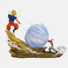 Vue de profil du diorama Goku vs Kid Buu 25cm, centrée on Son Goku SSJ2 en posture de combat.