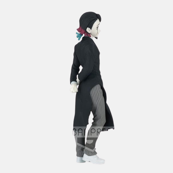 Vue de dos de la figurine de Enmu montrant sa queue-de-pie.