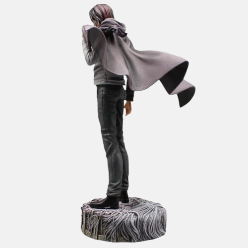 Vue de dos de la figurine d'Eren Jäger (saison finale), mettant en valeur son manteau noir et sa coiffure attachée.