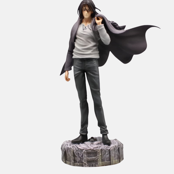 Figurine d'Eren Jäger de L'Attaque des Titans, dans sa version de la saison finale avec les cheveux longs, son uniforme noir et un manteau flottant.