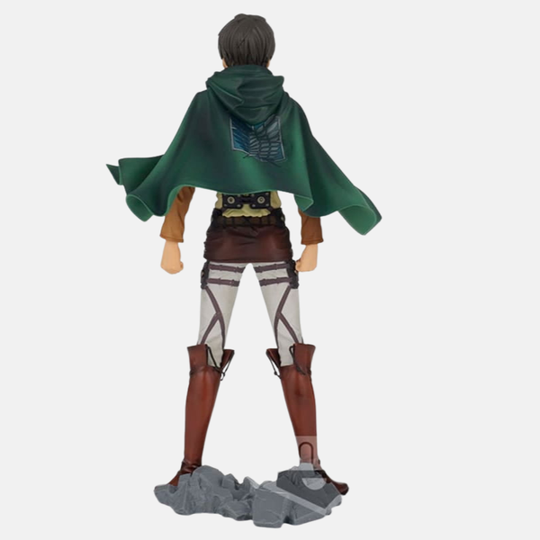 Vue de dos de la figurine d'Eren Jäger, mettant en valeur l'emblème des Ailes de la Liberté sur sa cape.