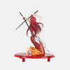 Vue de profil de la figurine d'Erza en action, montrant sa posture d'escrime à deux sabres et le mouvement de ses cheveux écarlates.