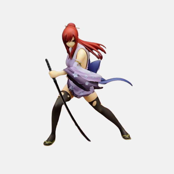 Figurine d'Erza Scarlet (20cm), vue de face, dans sa Robe de Yuen violette, en posture de combat avec son katana.