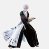 Vue de dos de la figurine de Gin Ichimaru, mettant en valeur son haori blanc de capitaine avec l'emblème de la 3ème Division et sa chevelure argentée.