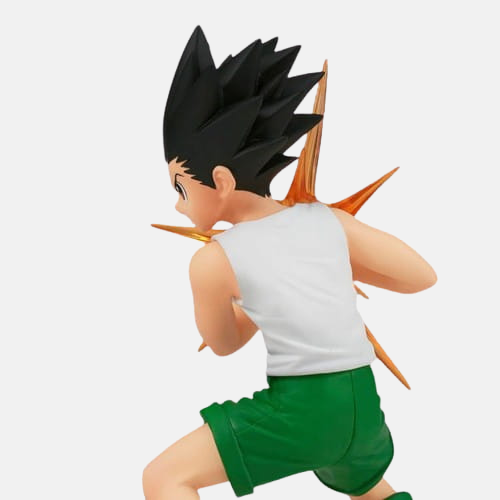 Vue arrière de la figurine de Gon Freecss, montrant les détails de sa tenue verte et la tension dans sa posture d'attaque.