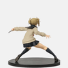 Vue latérale de la figurine de Himiko Toga, montrant les détails de son uniforme et la manière dont elle tient son arme.