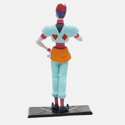 Vue arrière de la figurine d'Hisoka Morow, montrant les détails de sa tenue et le symbole du pique dans son dos.