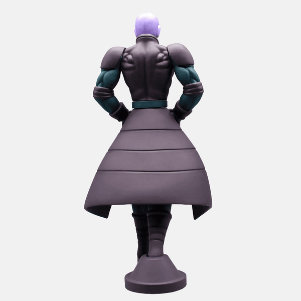 Vue de profil de la figurine Hit 29cm, montrant son manteau et sa posture stoïque.