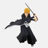 Figurine de Ichigo Kurosaki de Bleach dans sa forme Bankai, en pleine pose d'attaque dynamique.