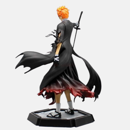 Vue de profil droit de la figurine Ichigo Vasto Lorde, montrant les détails de son masque à cornes et de ses longs cheveux orange.