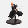 Figurine de Ichigo Kurosaki de Bleach dans sa forme Shikai originelle, tenant son immense Zanpakutō, Zangetsu.