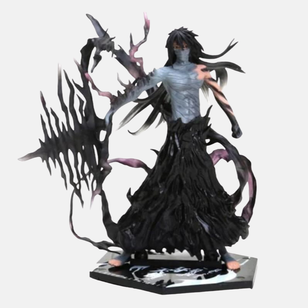 Figurine de Ichigo Kurosaki de Bleach dans sa forme Mugetsu, entouré d'éclats d'énergie noire.