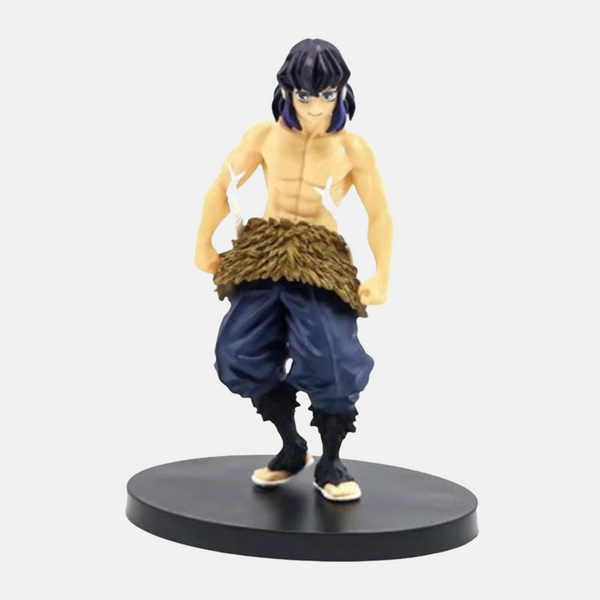 Figurine de Inosuke Hashibira de Demon Slayer, portant son masque de sanglier et tenant ses deux sabres dentelés.