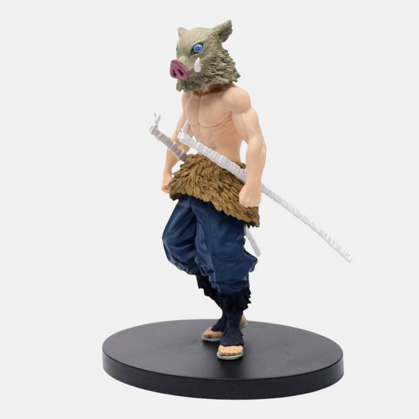 Gros plan sur le visage aux traits fins de la figurine Inosuke Hashibira.
