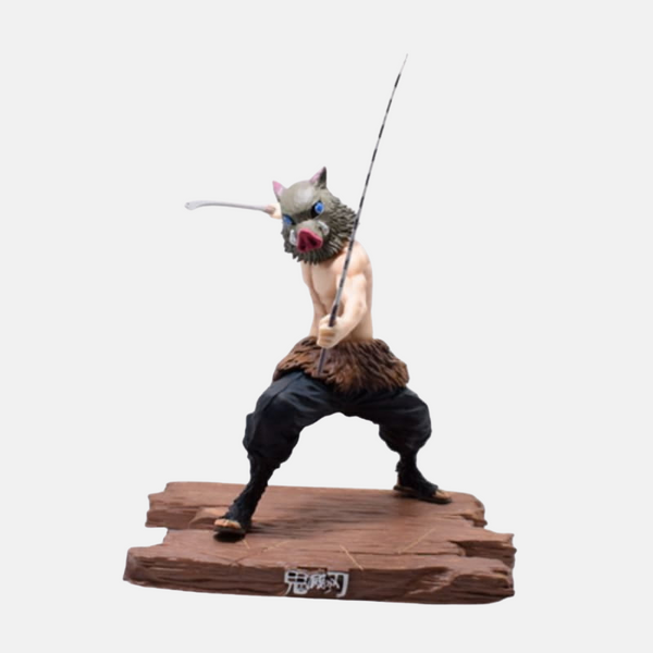 Figurine de Inosuke Hashibira de Demon Slayer dans une pose de combat animale, accroupi et prêt à bondir.