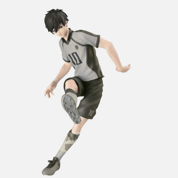 Figurine de Itoshi Rin de Blue Lock, capturé en pleine frappe du pied droit, avec une expression de concentration intense.