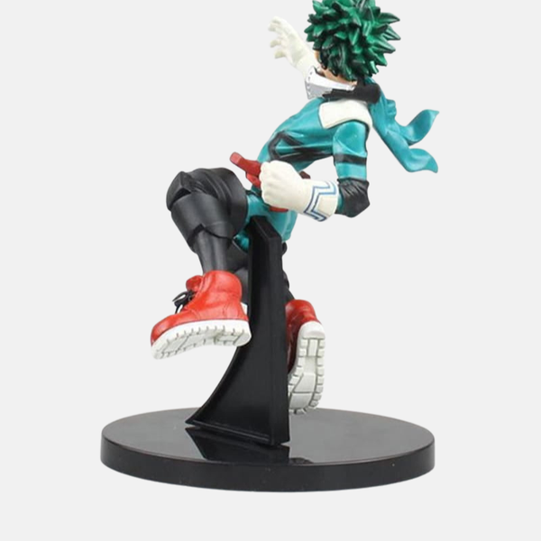 Vue latérale de la figurine d'Izuku Midoriya, montrant les détails de son costume Gamma et sa posture penchée vers l'avant.