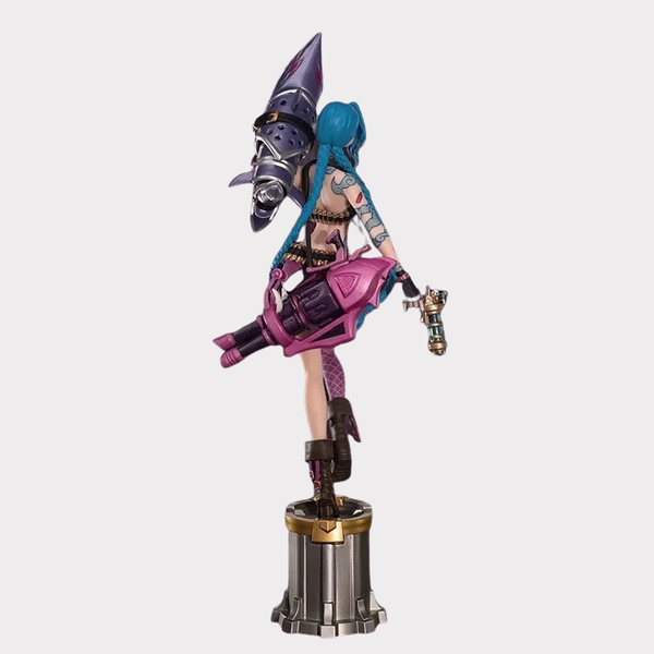 Vue de profil ou de dos de la figurine de Jinx, mettant en évidence la dynamique de la pose, les détails de son dos et ses tatouages de nuages.
