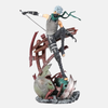 Figurine de Kakashi Hatake (31cm) dans sa tenue d'ANBU, avec son masque et son tantō, en posture furtive sur une branche d'arbre.