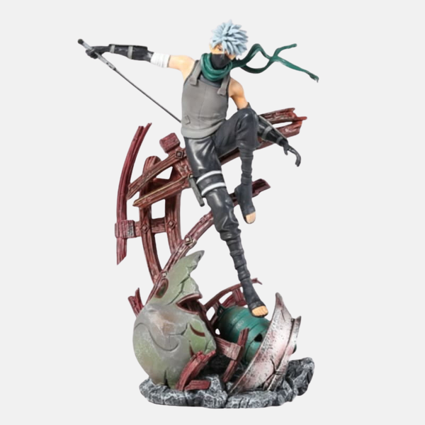 Figurine de Kakashi Hatake (31cm) dans sa tenue d'ANBU, avec son masque et son tantō, en posture furtive sur une branche d'arbre.