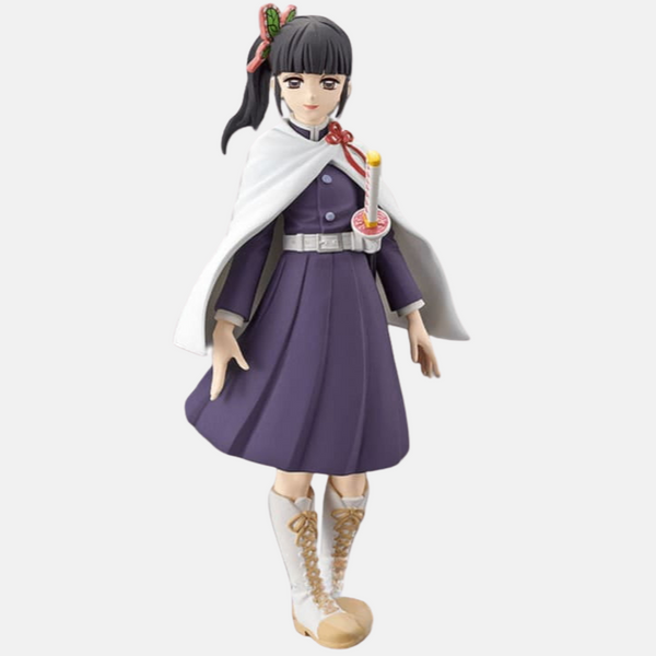Figurine de Kanao Tsuyuri de Demon Slayer dans sa tenue de pourfendeuse, avec sa cape et son ornement de papillon.