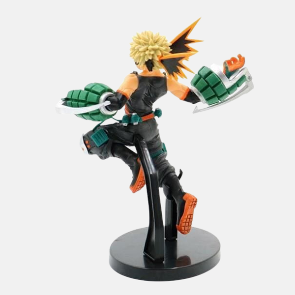 Vue latérale de la figurine de Katsuki Bakugo, montrant les détails de ses gantelets-grenades et sa posture assurée.