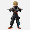 Figurine de Katsuki Bakugo de My Hero Academia dans son costume d'hiver, bras croisés, avec une expression sérieuse et tactique.